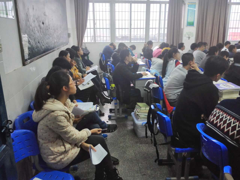 市進(jìn)修學(xué)院化學(xué)專家陳瓊蘭現(xiàn)場(chǎng)聽課指導(dǎo)